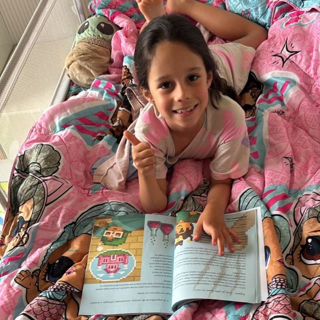 Família com o livro Limocraft