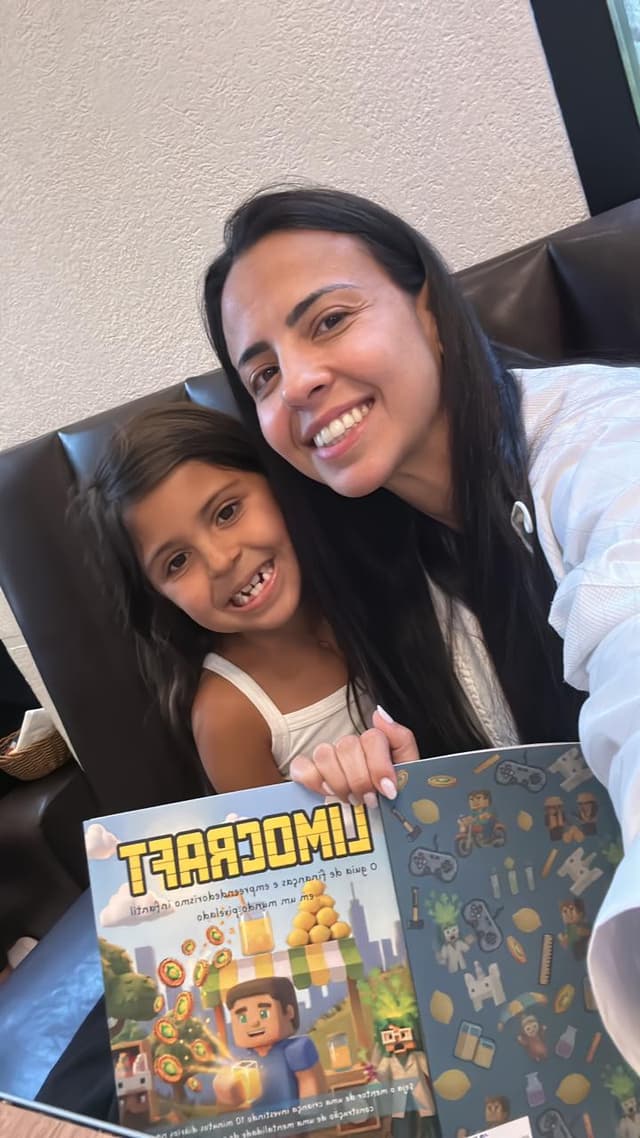 Família com o livro Limocraft