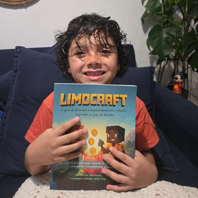 Família com o livro Limocraft