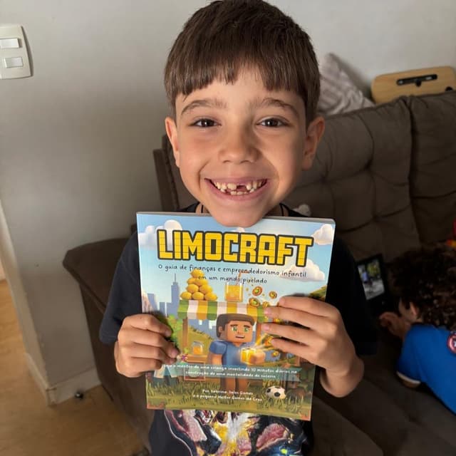 Família com o livro Limocraft