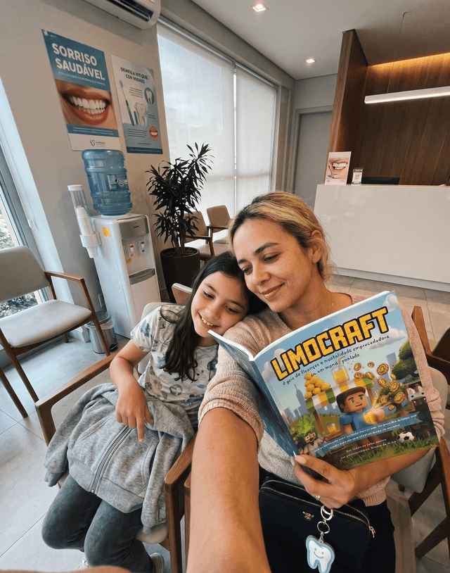 Família com o livro Limocraft