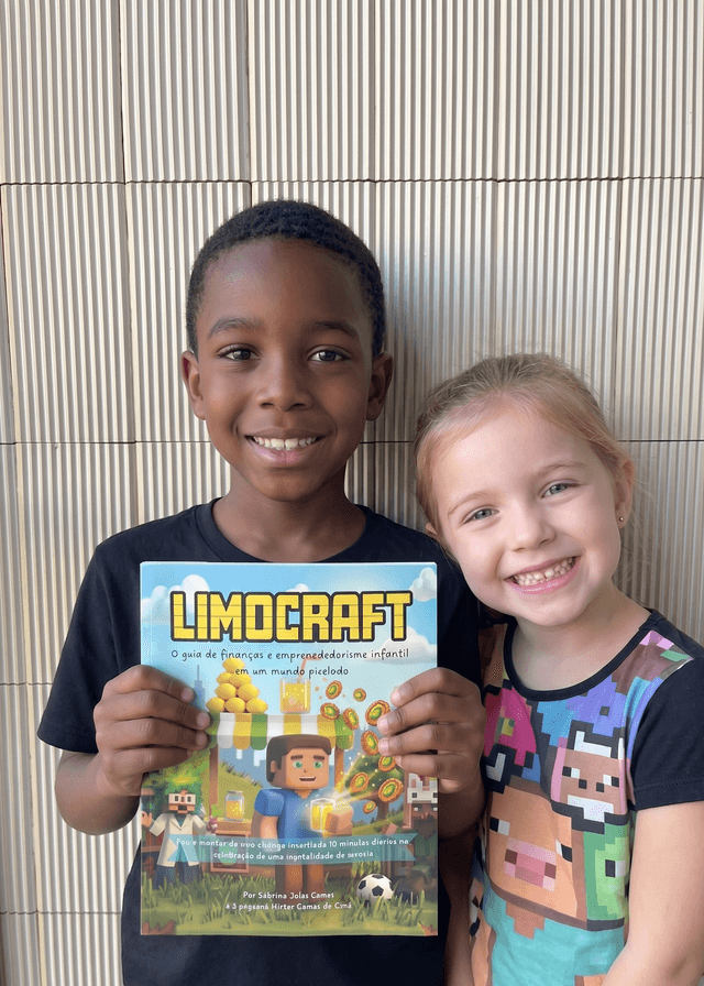 Família com o livro Limocraft