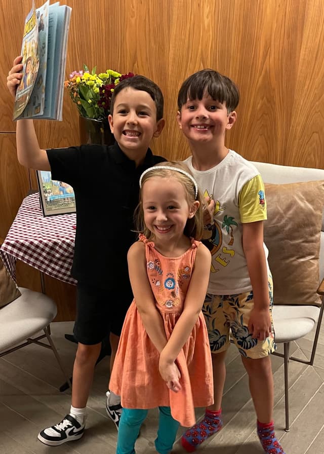 Família com o livro Limocraft